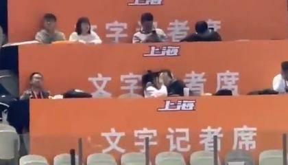 媒体人晒上海主场文字记者席二人的接吻视频：有这种好事请叫上我